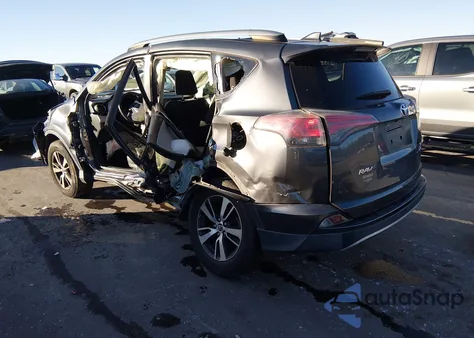 2017 Toyota Rav4 Xle z USA, uszkodzony, nr VIN JTMRFREV3HD214645